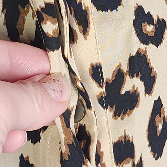 Chico's Leopard Print Poly Elastic Cuff Pullon Hidden Placket Blouse Sz 3 US 16 - Picture 7 of 16